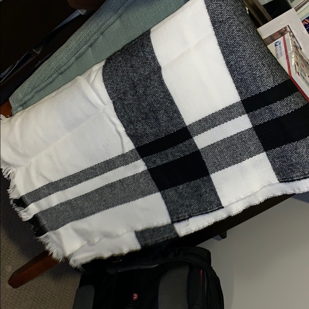 ✨3 for $20 Sale✨Checked Scarf